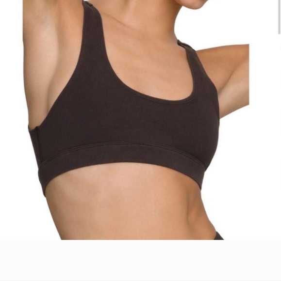 Good American Essential Scoop Bralette in Black - Picture 4 of 10